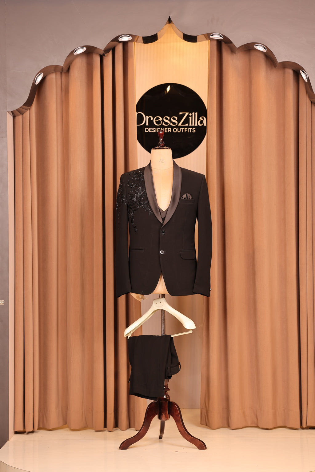 BLACK LEAF TUXEDO