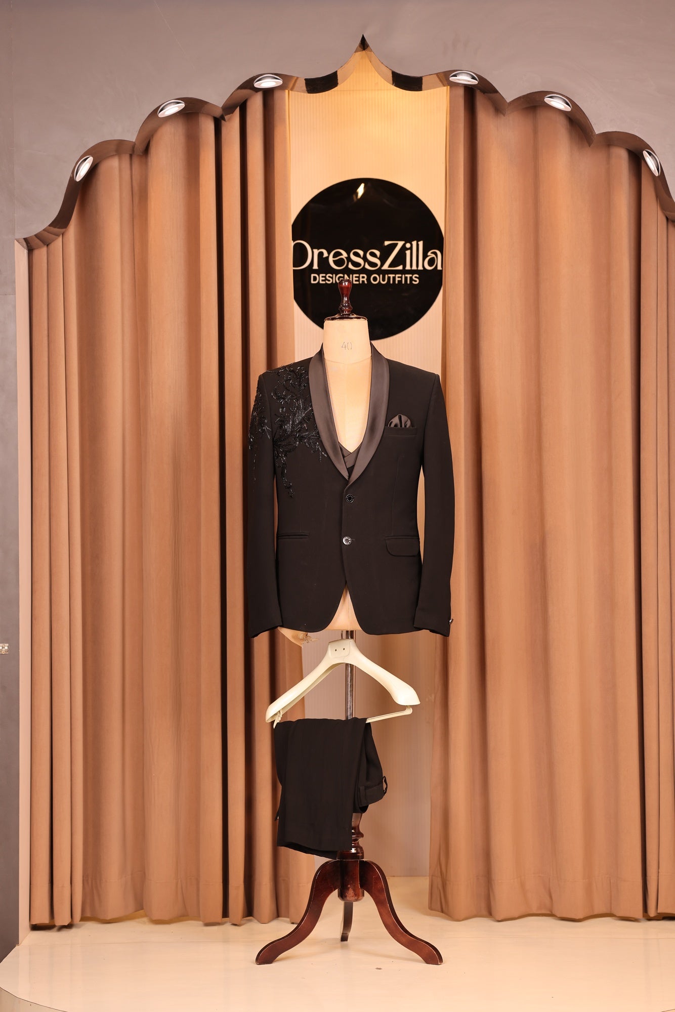 BLACK LEAF TUXEDO