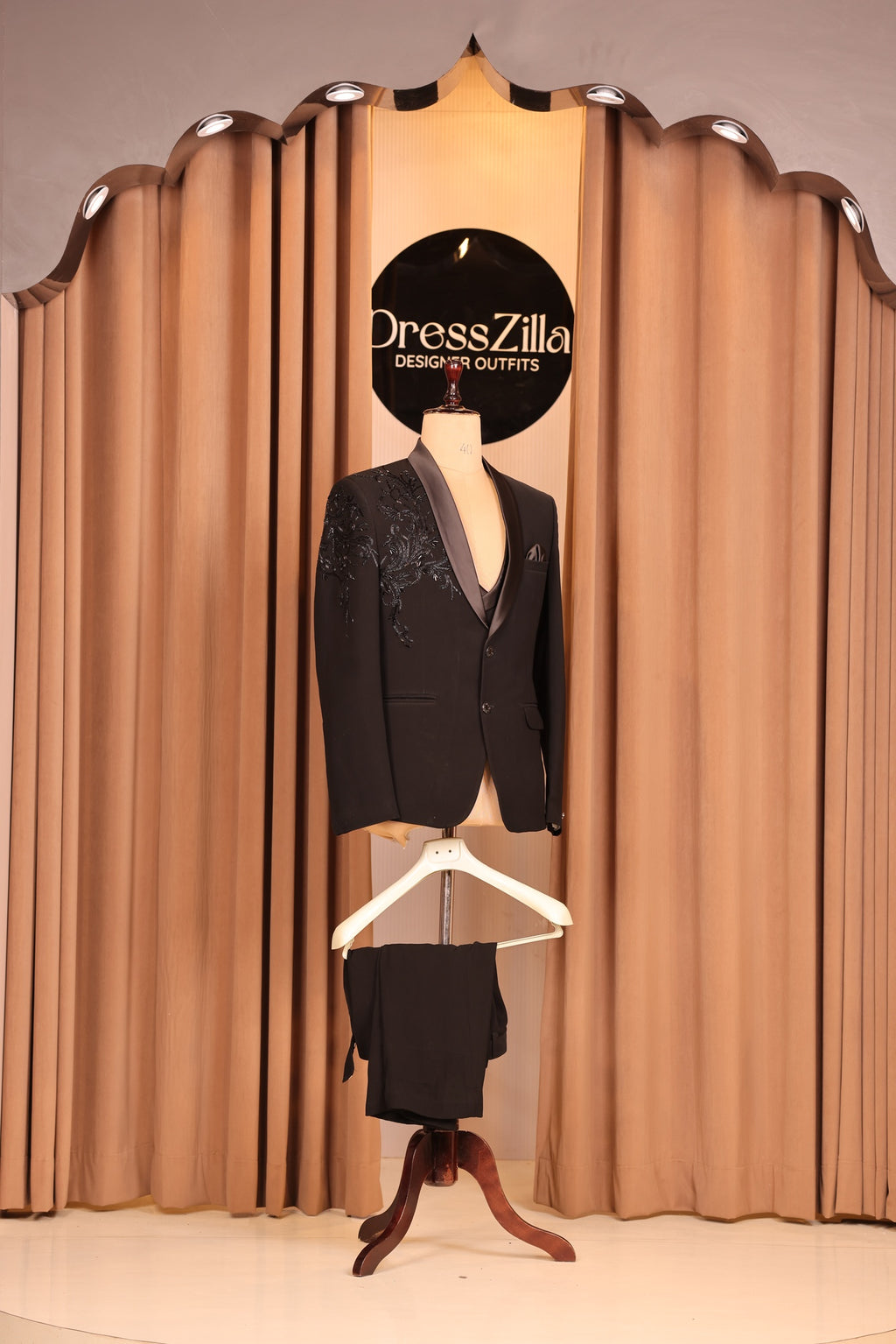 BLACK LEAF TUXEDO