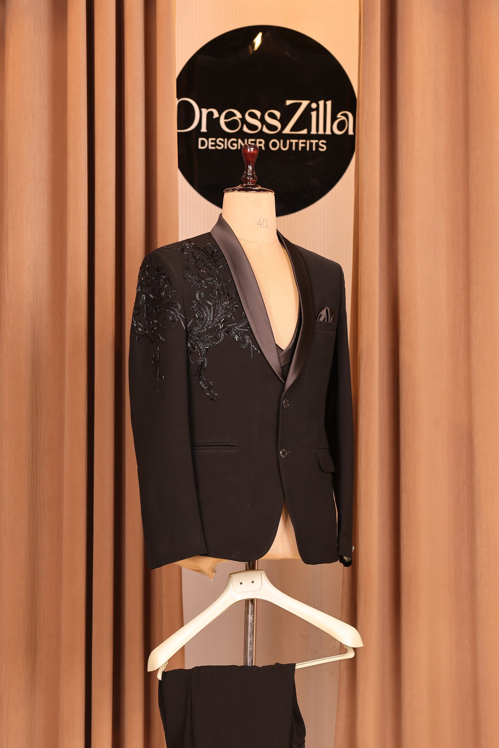 BLACK LEAF TUXEDO