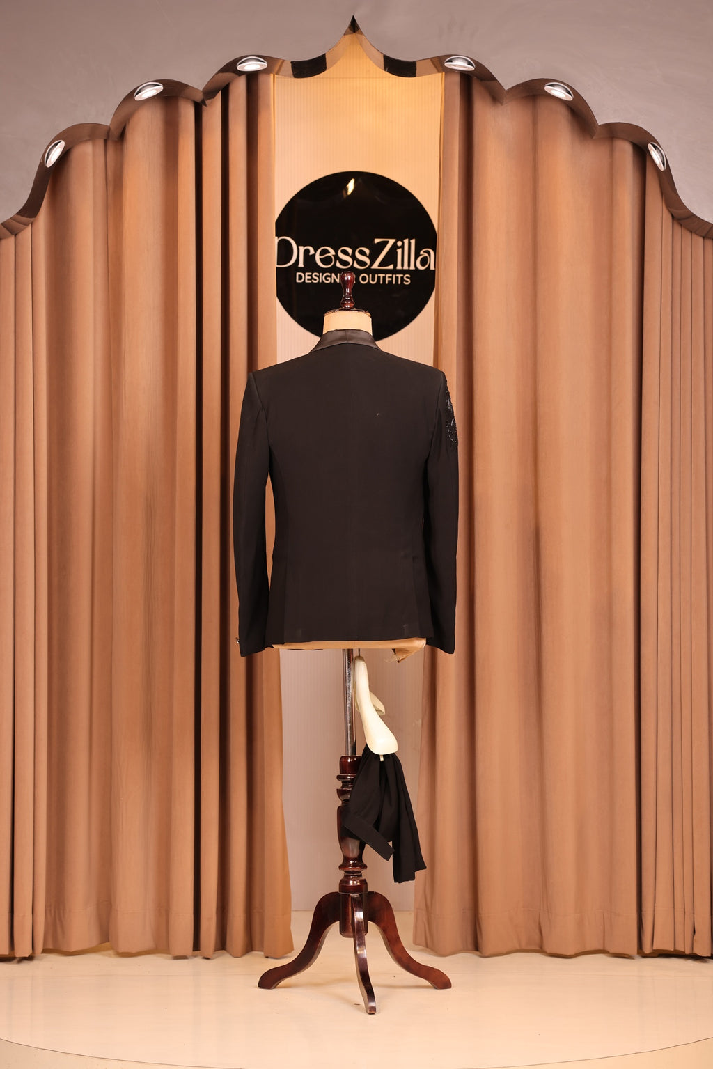BLACK LEAF TUXEDO