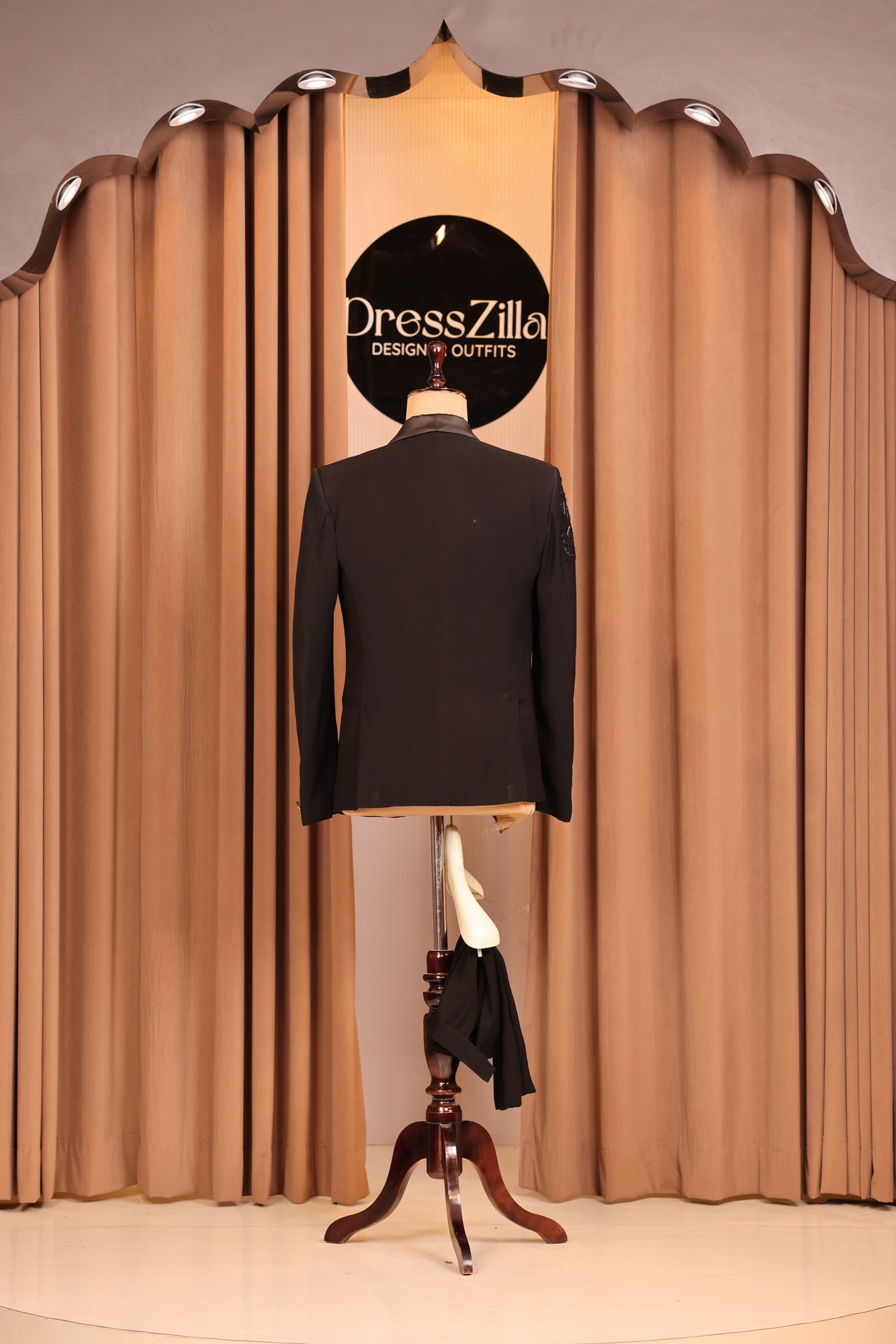 BLACK LEAF TUXEDO