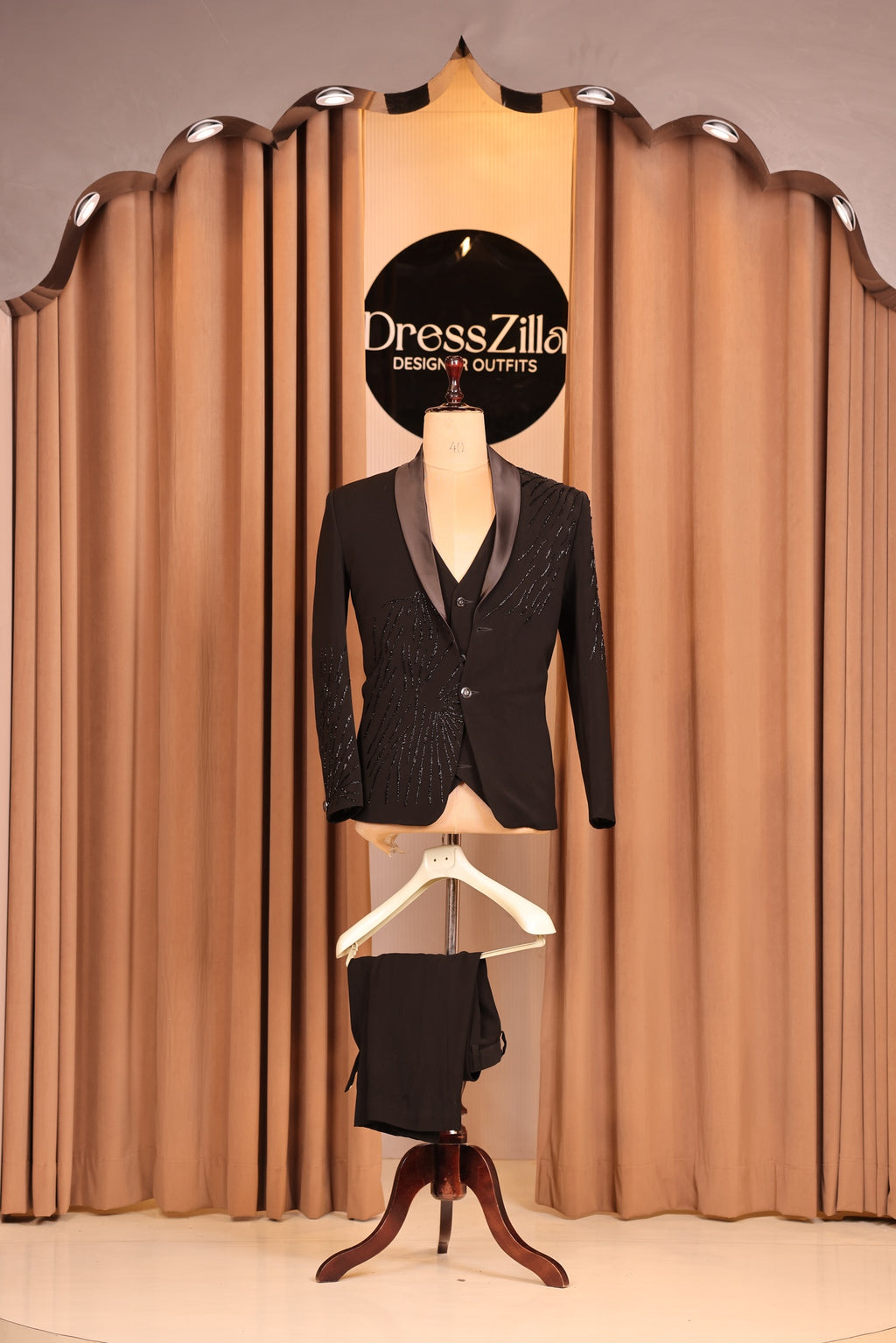 BLACK LEAF TUXEDO