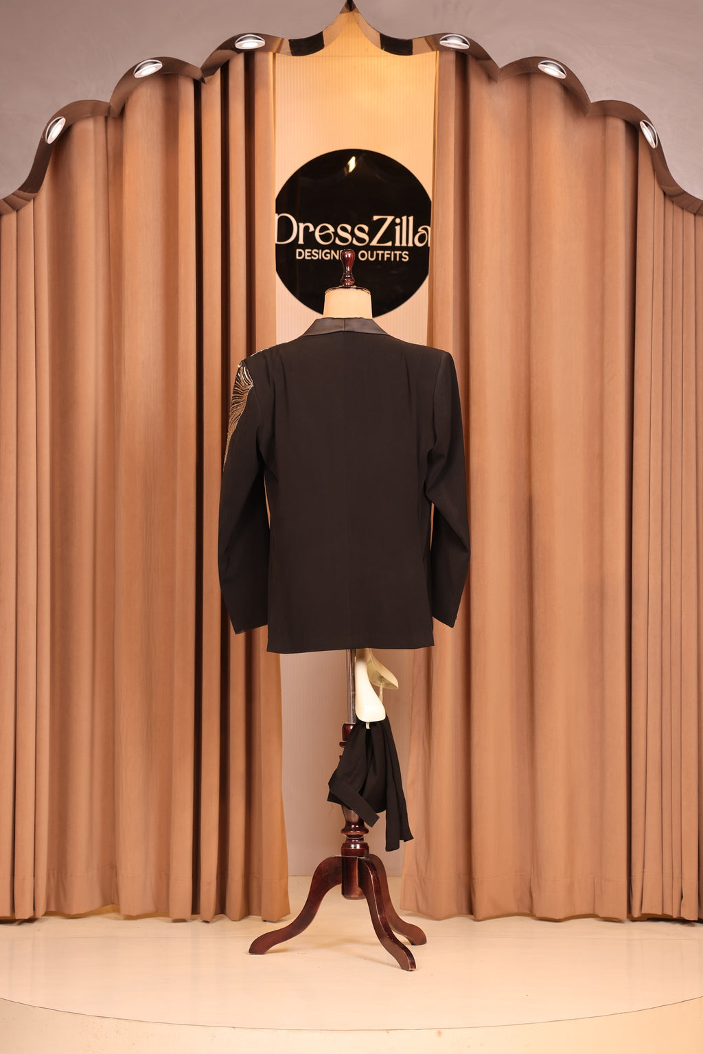 BLACK EAGLE TUXEDO