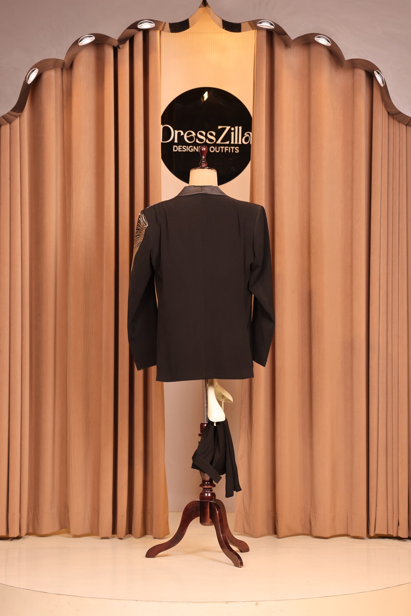 BLACK EAGLE TUXEDO