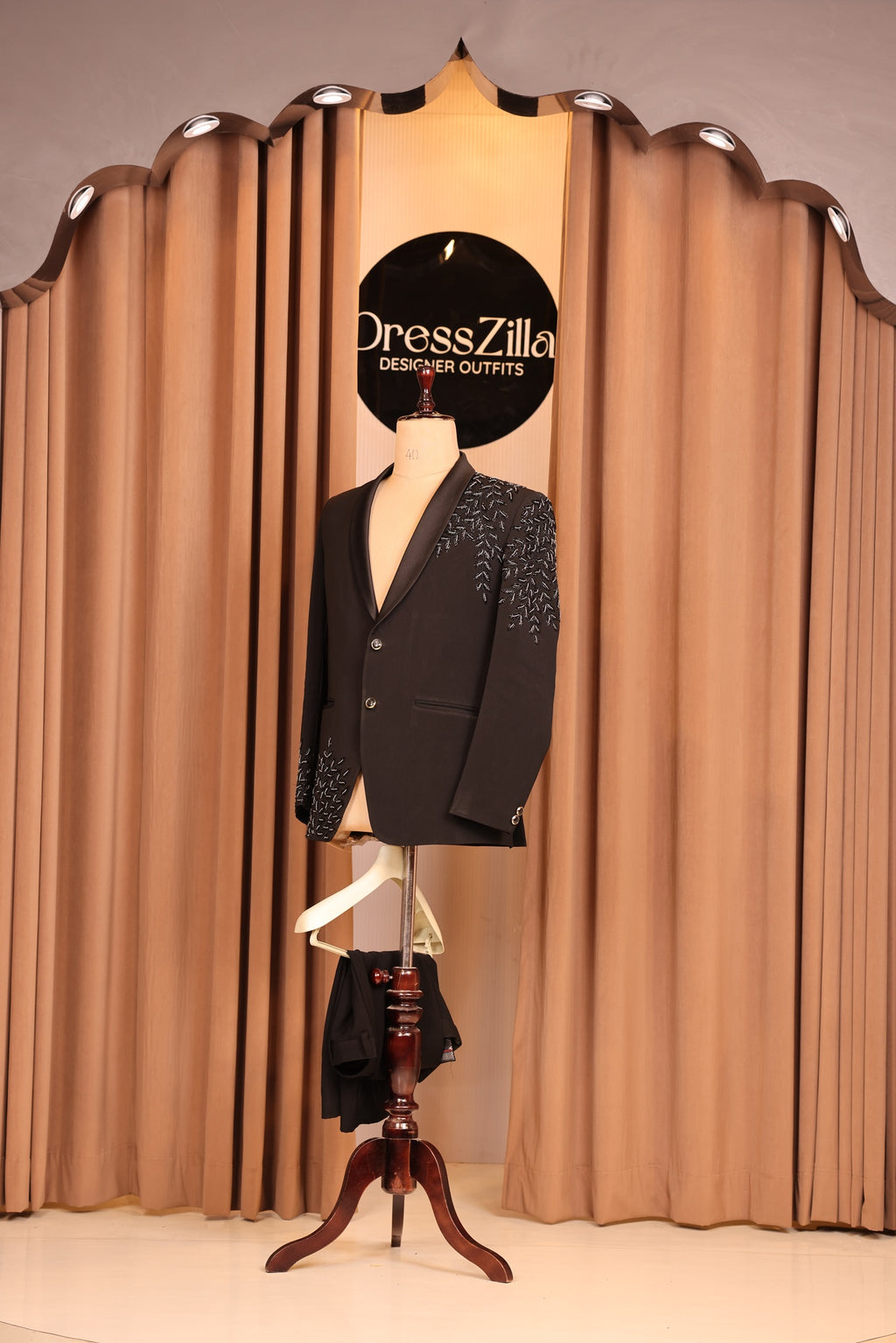 BLACK SILVER LEAF TUXEDO