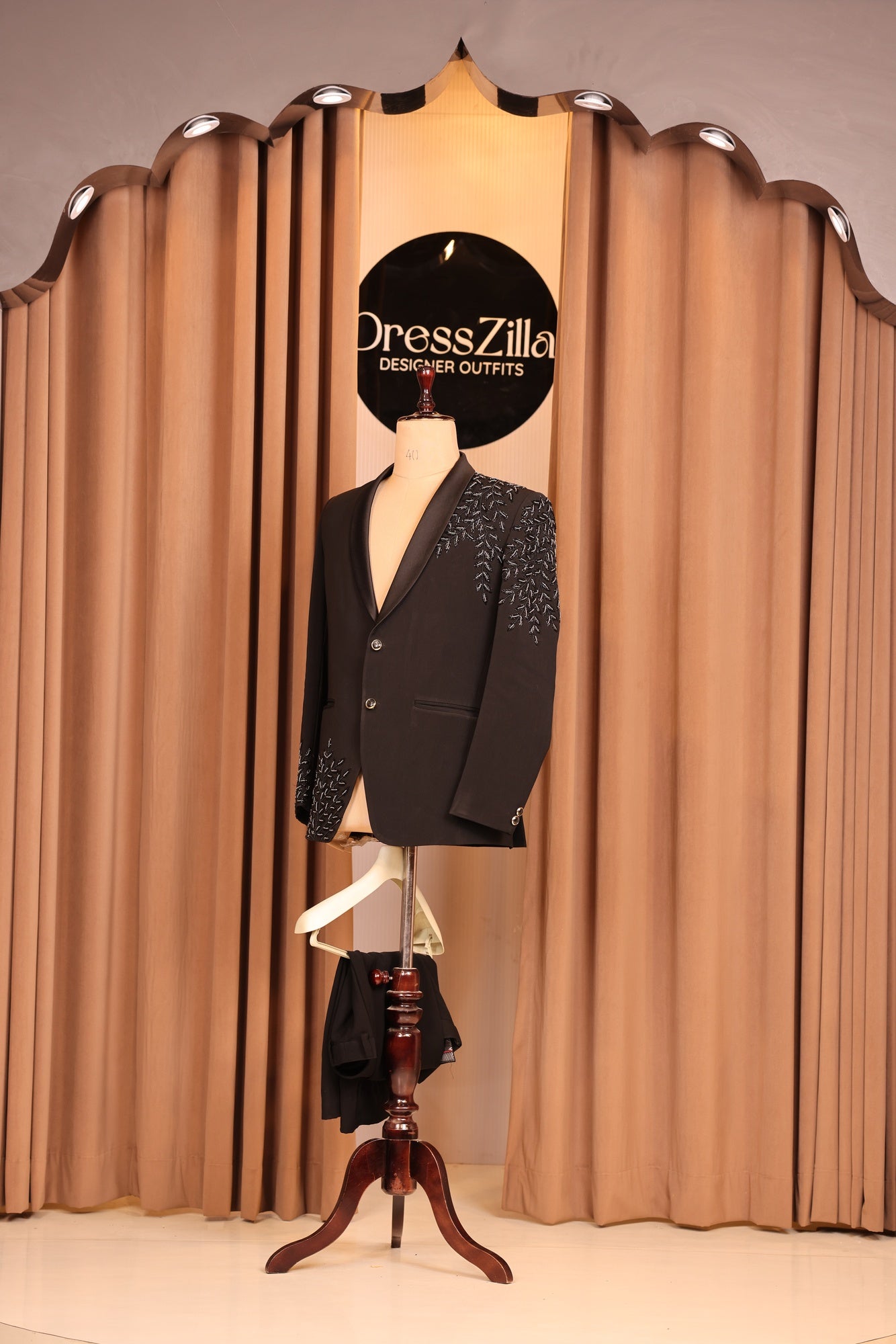 BLACK SILVER LEAF TUXEDO