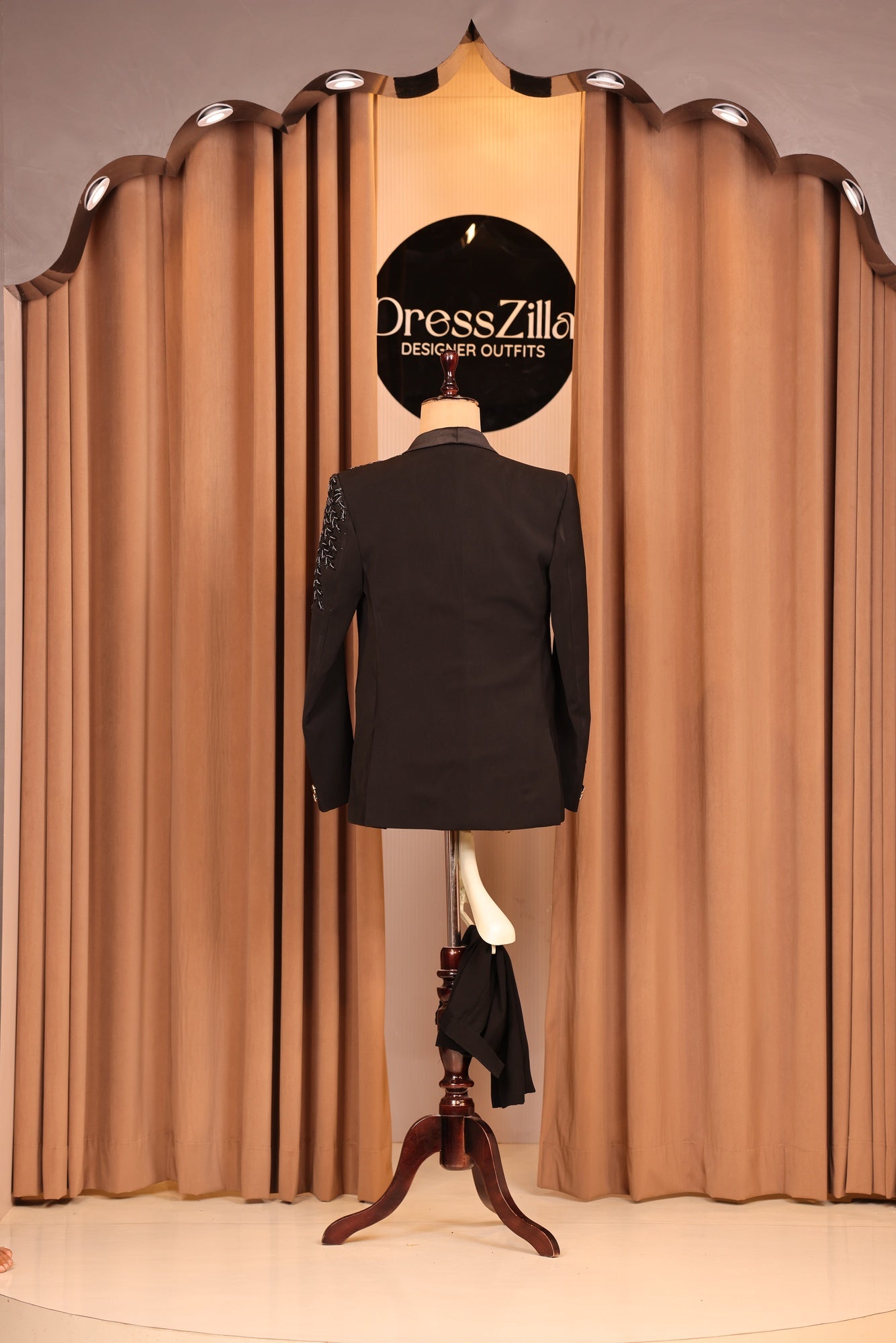 BLACK SILVER LEAF TUXEDO