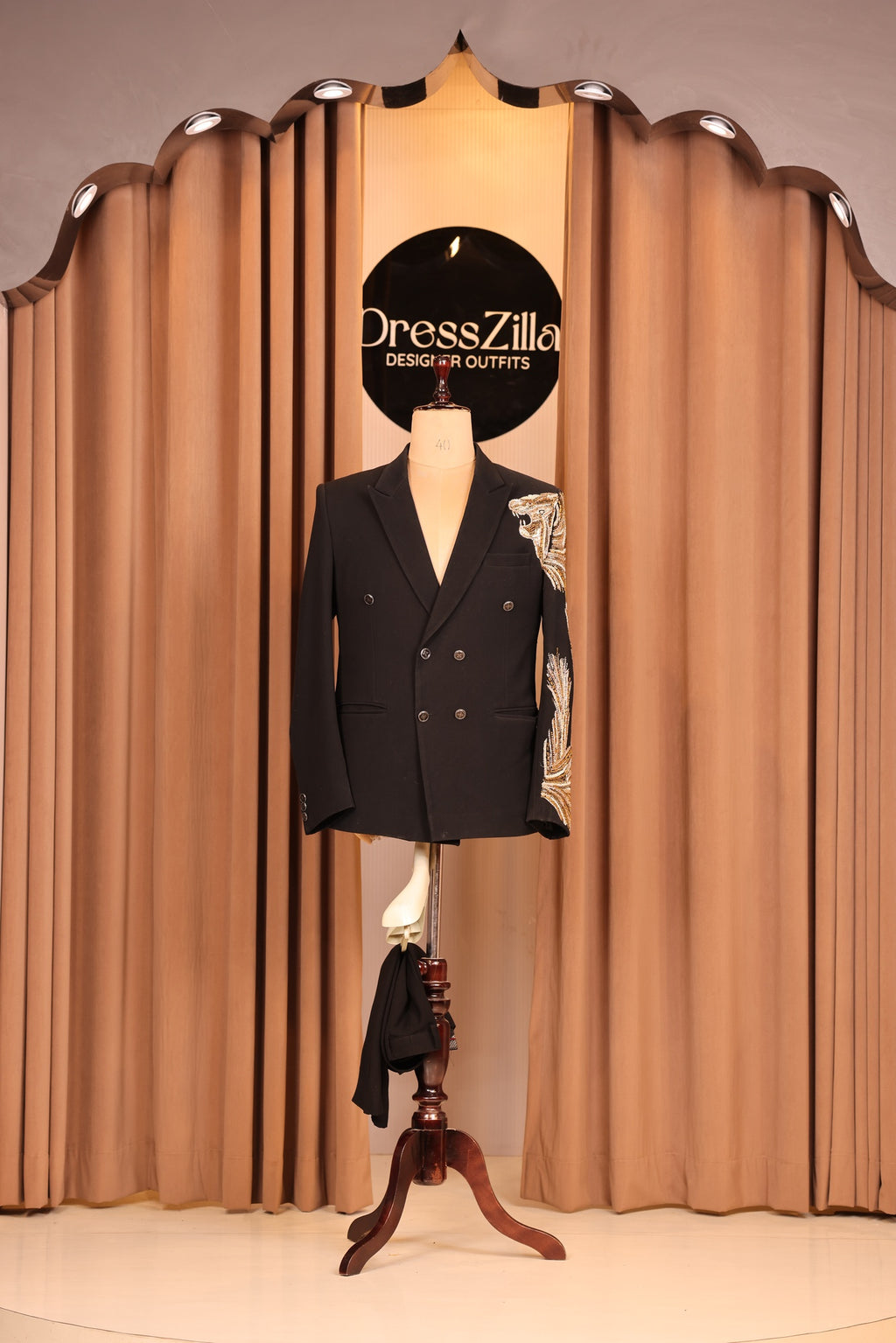 BLACK LION TUXEDO