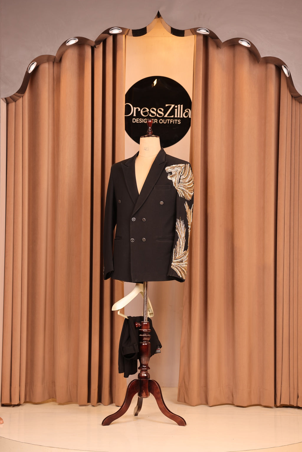 BLACK LION TUXEDO