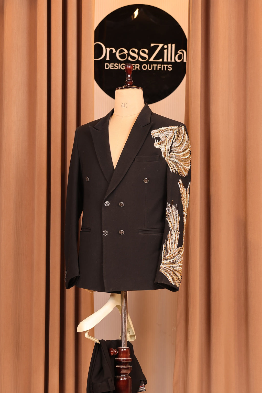 BLACK LION TUXEDO