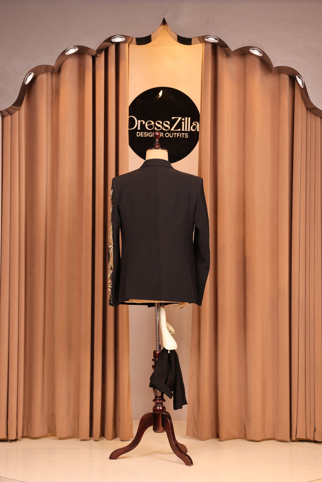 BLACK LION TUXEDO